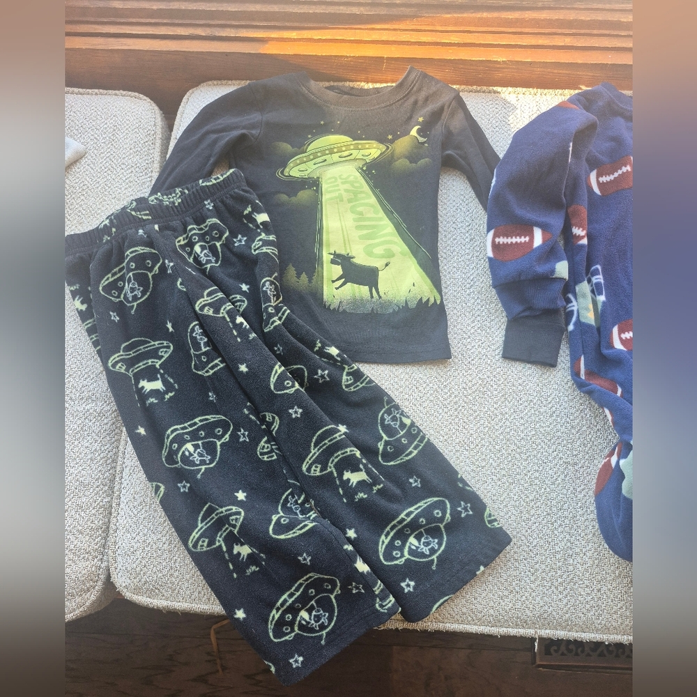 Boys Pajama Sets - 4T - Picture 4 of 4